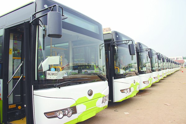 35辆新能源公交车整装待发。
