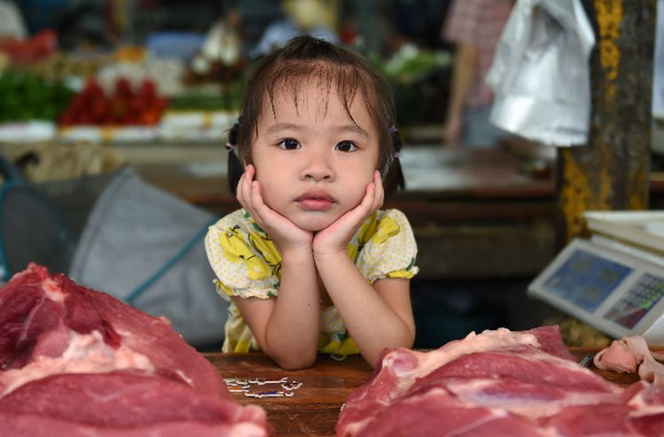 除生猪价格上涨外，惜售也是推动猪肉价格上涨的主因之一。北京新发地市场统计部部长刘通对分析，屠宰场在收购毛猪的时候，大体型猪的收购价钱较高，养猪场为了追求高利润，就要将猪从标准体重110公斤养到140~150公斤，就会使养殖时间延长一个多月甚至两个月，导致市场上的生猪供应更加偏紧了。
